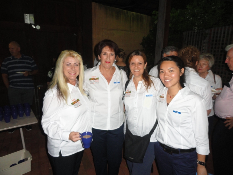 Com meu uniforme e minhas amigas Docents na nossa formatura (Arquivo Pessoal)
