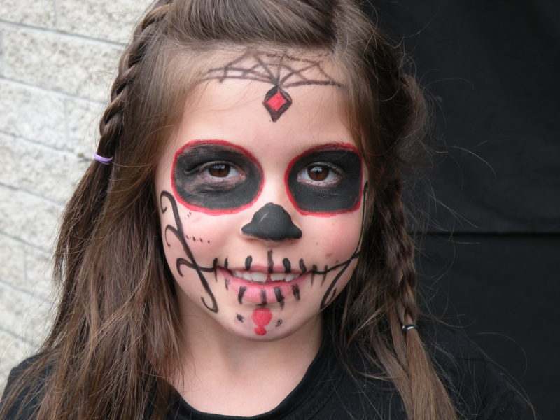 Menina vestida para o Halloween
