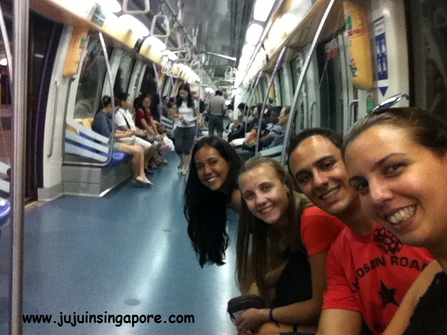 Andando de metrô com minhas visitas Jen, Natália e Roberto