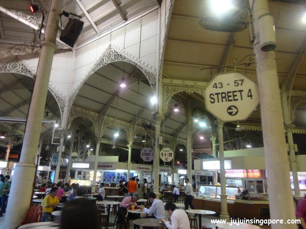 Lau Pa Sat hawker center no meio do distrito financeiro