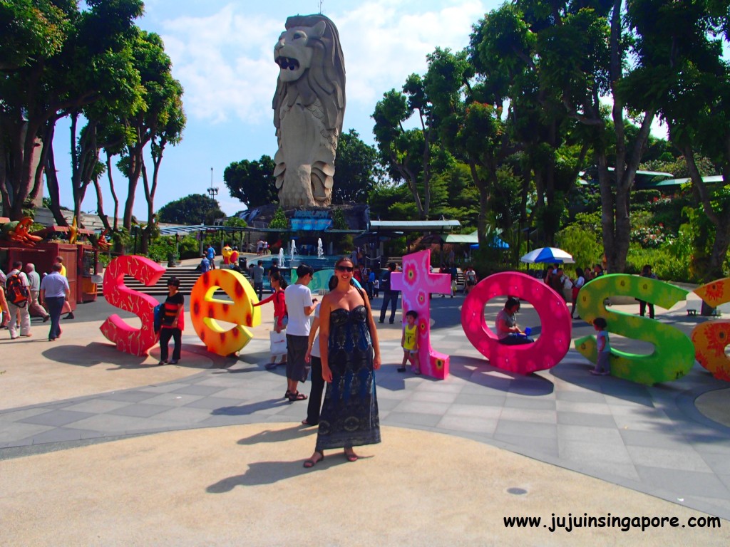 Em Sentosa, em frente a estátua gigante do Merlion