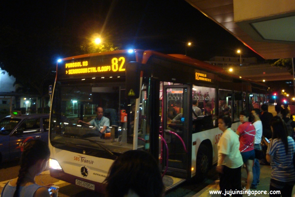 Ônibus parado no ponto para o pessoal embarcar e desembarcar
