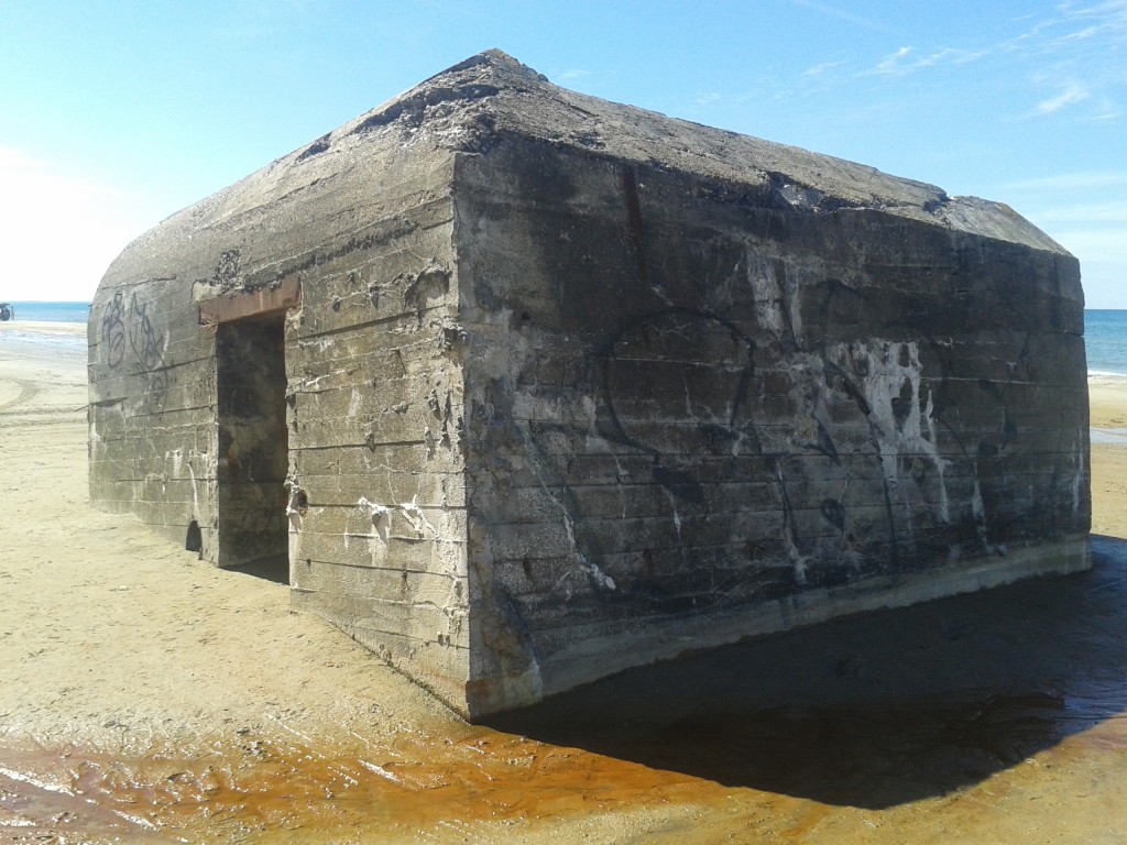 Bunker alemão atolado nas areias da praia de Kandestederne (Foto: Cristiane Leme)