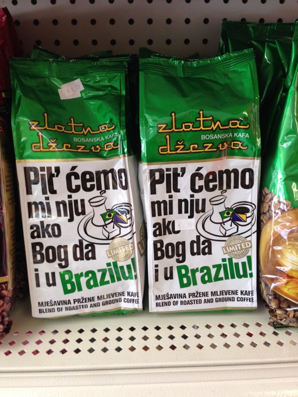A embalagem pode estar em bósnio, mas o café é brasileiro!