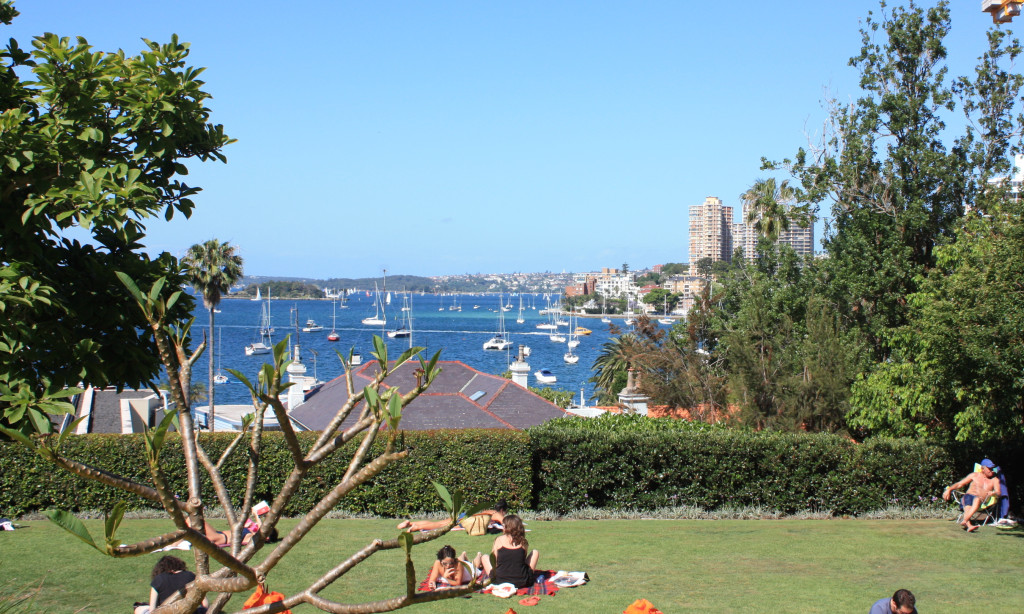 Vista de uma praça em Elizabeth Bay, área residencial de Sydney.