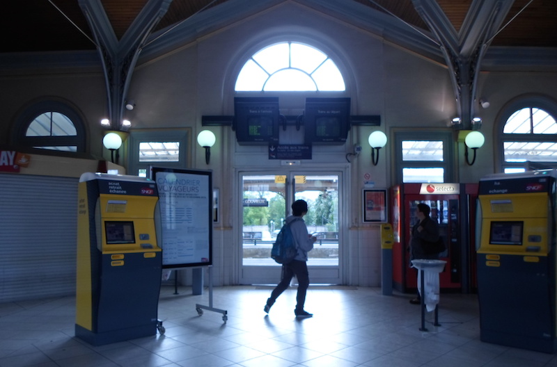 Estação em Chantilly com o único quiosque de revistas fechado.