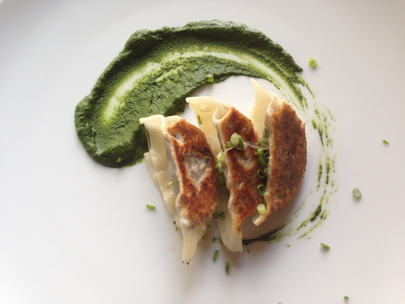 Gyoza de cogumelo e creme de folha de cenoura