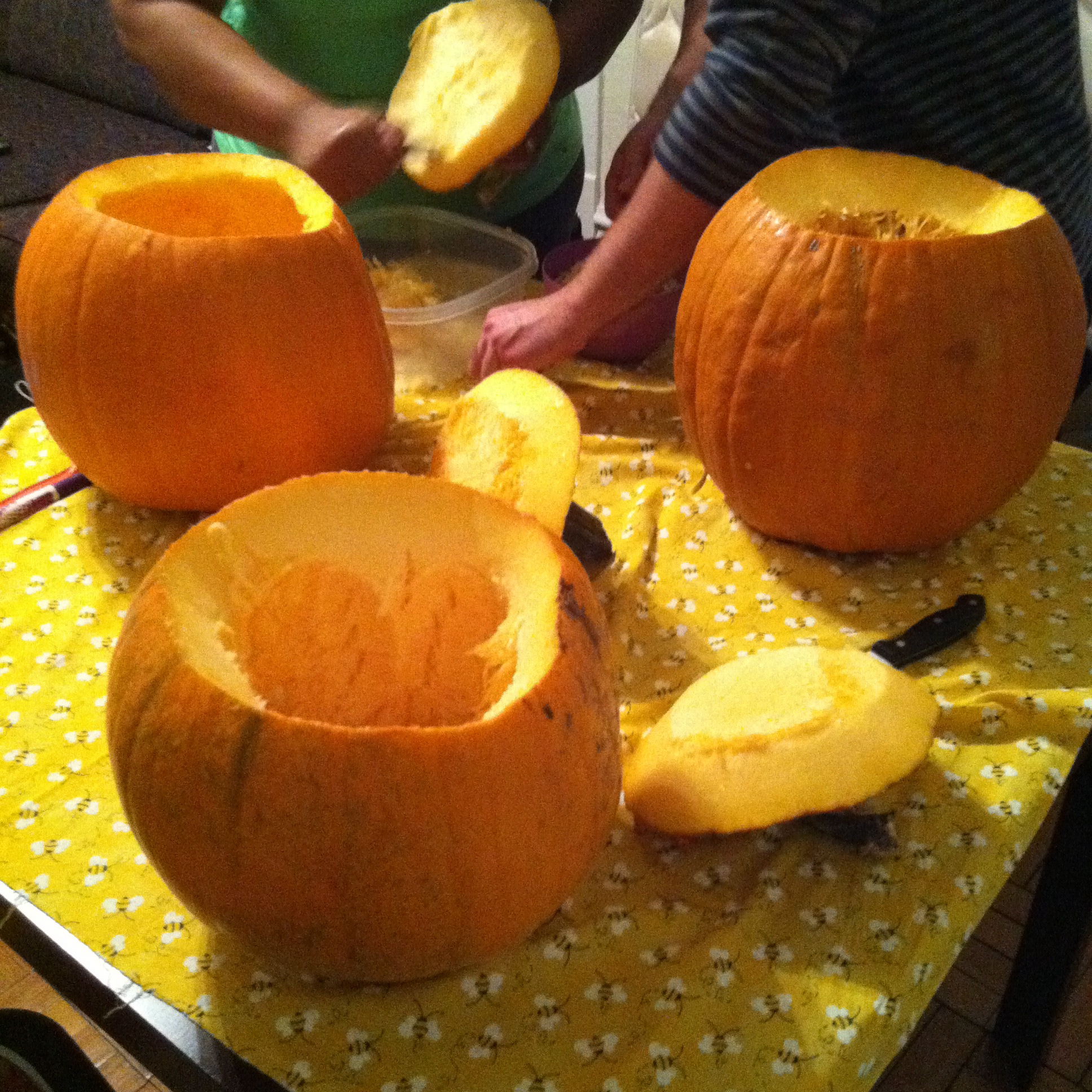 "Limpando" as abóboras para fazer Jack'o'Lanterns