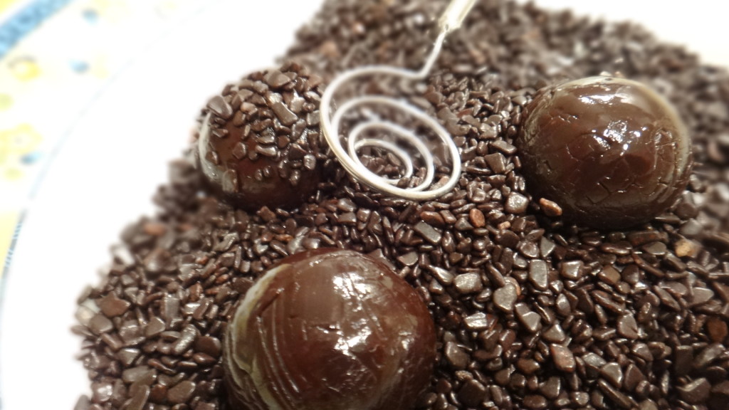 Jamie Oliver foi desafiado a provar (e aprovar) o brigadeiro gourmet da Sweet Brasil &Co.! (Foto: Ingrid Gellert)