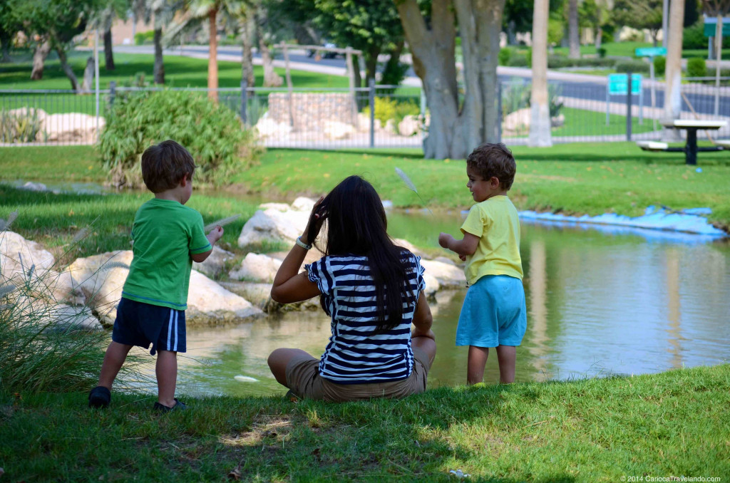 Curtindo os pequeninos no parque na Arábia Saudita