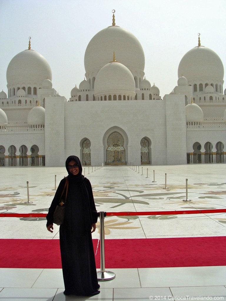 A Grande Mesquita na capital dos Emirados Árabes Unidos, em Abu Dhabi