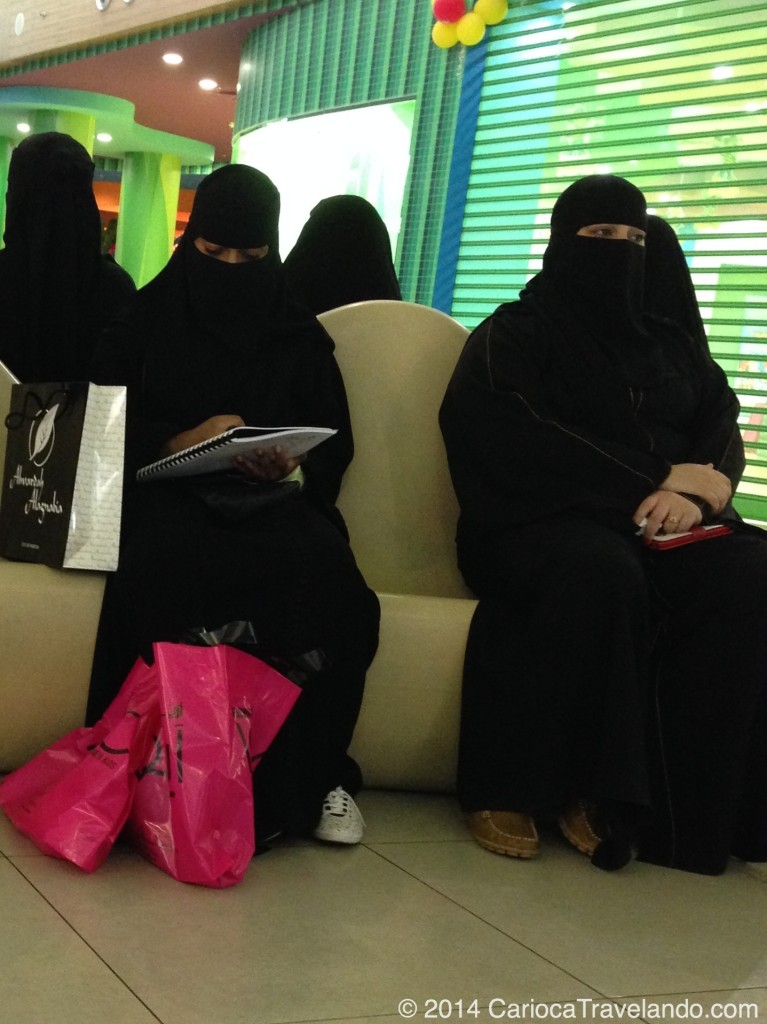 Mulheres com o "niqab" em um shopping na Arábia Saudita