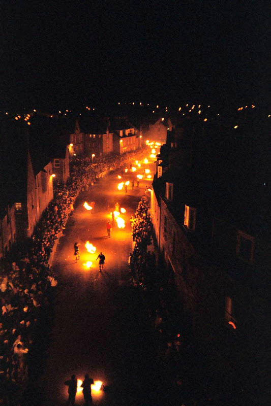 Stonehaven Fireballs. Crédito: The Stonehaven Fireballs Association - http://www.stonehavenfireballs.co.uk/