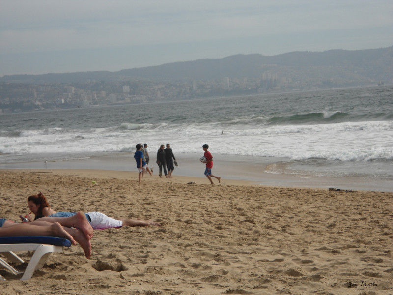 Pessoas "tomando sol" e passeando completamente vestidas em Viña del Mar