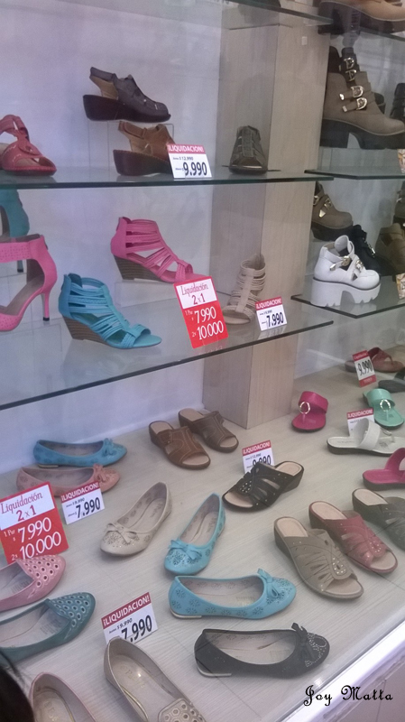 Vitrine de loja de sapatos no centro de Santiago