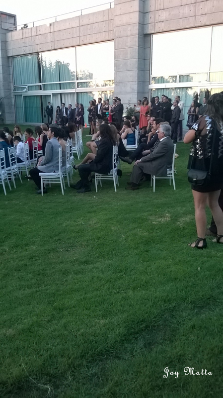 Casamento chiquérrimo e quase todas as mulheres de preto, salto baixo e bem poucas de longo