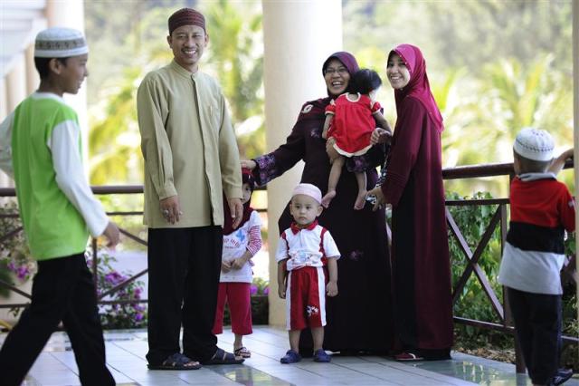 Marido, esposas e filhos, membros da ONG Obedient Wives (Foto: www.reuters.blog.org)