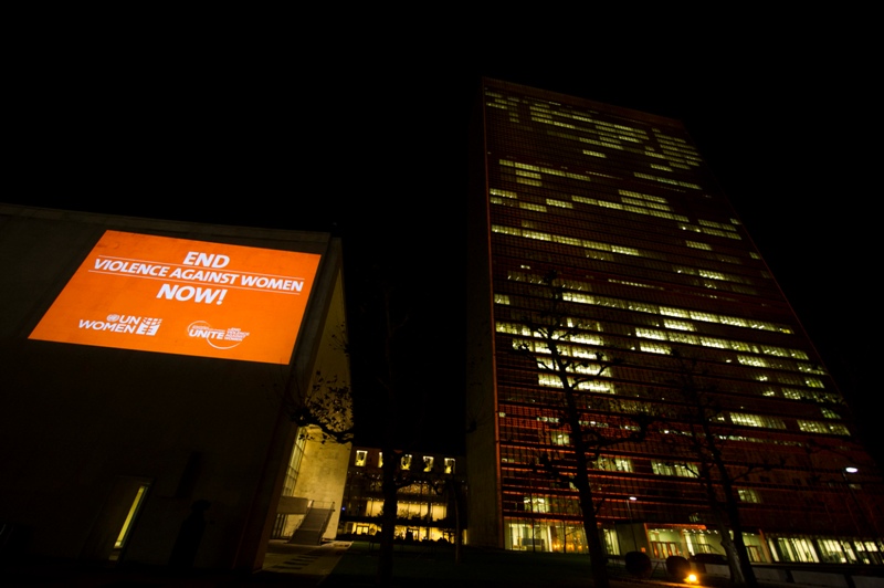 25/11/2014- Nova Iorque, Uma vista do complexo da sede da ONU iluminado na cor laranja, como parte do “Orange Seu Bairro” da campanha que antecederam o Dia Internacional pelo Fim da Violência contra as Mulheres.