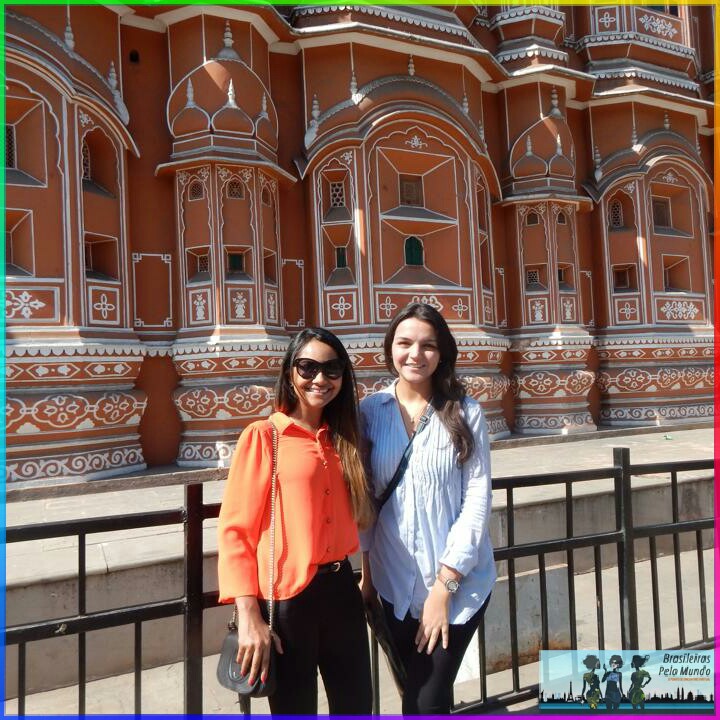 1. Lorrane e Camila India