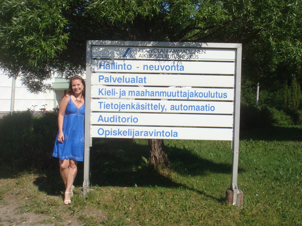 Na entrada do jardim da "Kouvolan Ammatillinen Aikuiskoulutuskeskus" (escola profissionalizante para adultos de Kouvola) - demorei 10 dias para aprender a falar isso.