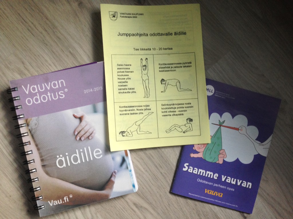Material recebido na primeira consulta: um livro com o passo a passo de cada semana da gravidez, cartilha de excercícios para grávidas e um livreto com dicas diversas sobre bebês recém-nascidos.