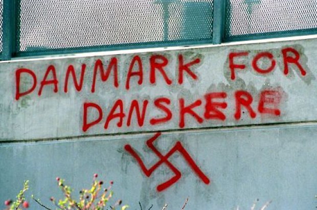 Pichação num muro em Copenhague, com os dizeres "Dinamarca para os dinamarqueses" e suástica nazista (Foto: BT.dk/Divulgação)