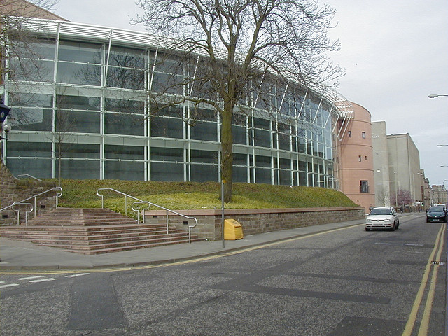 Abertay University, Dundee (crédito: John Lord - https://www.flickr.com/photos/yellowbookltd/ - CC BY 2.0)