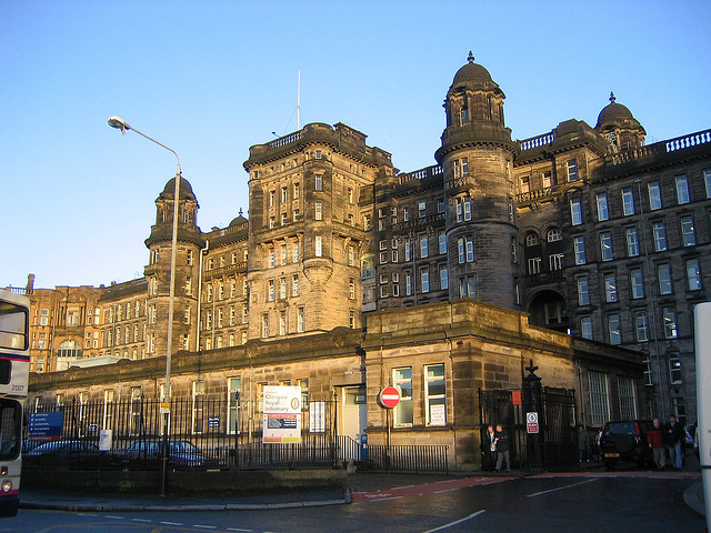 Glasgow Royal Infirmary (crédito: Alistair McMillan - https://www.flickr.com/photos/alistairmcmillan/ - CC BY-SA 2.0)