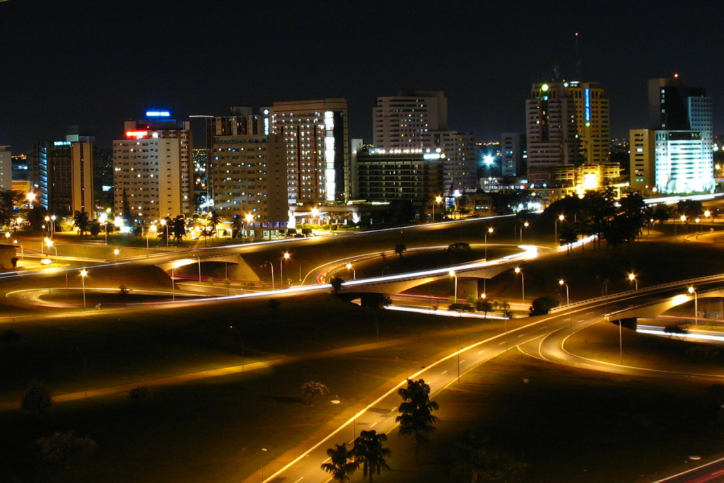 Brasília à noite. Foto: Wikimedia Commons