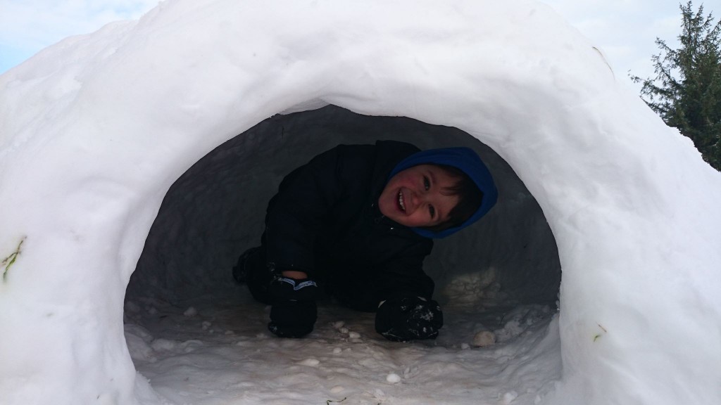 Criança brincando na neve. Foto: Caroline Abate