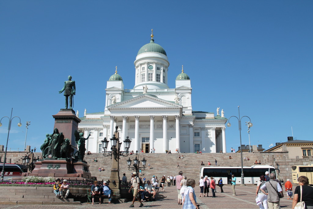 Foto: arquivo pessoal, Catedral de Helsinque, localizada na Senaatintori (Praça do Senado)