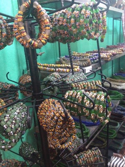Loja de beads na indústria de produção do povo Krobo. Beads são feitos de vidro reciclado, seguindo uma refinada técnica manual de fusão e pintura.