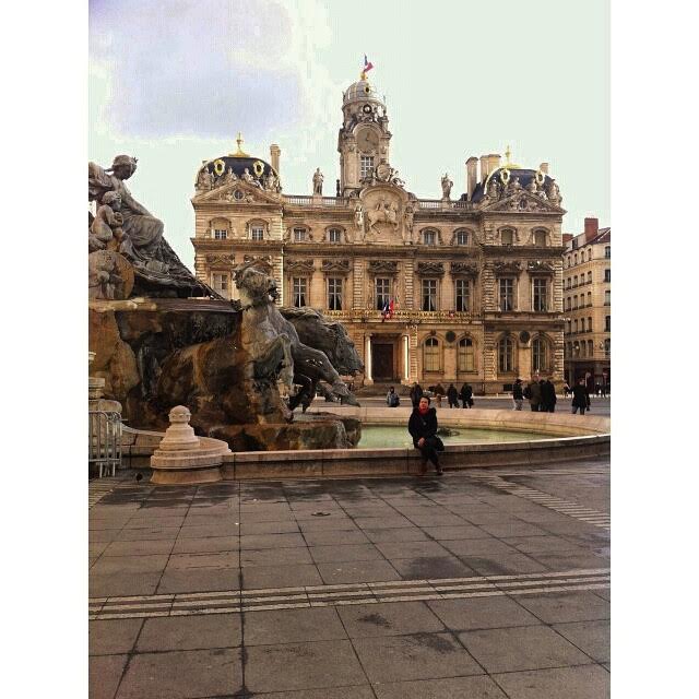 Place des Terreaux e ao fundo Hotel de Ville