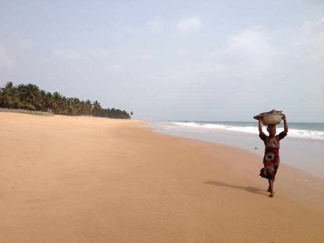 Praia de Akwiida, costa oeste de Gana.