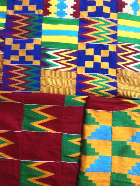 Tecido Kente, muito utilizado pelo povo Ashanti em festividades. Na foto, aquisições pessoais da associação de tecelães de Bonwire, vilarejo onde foi criado o Kente.
