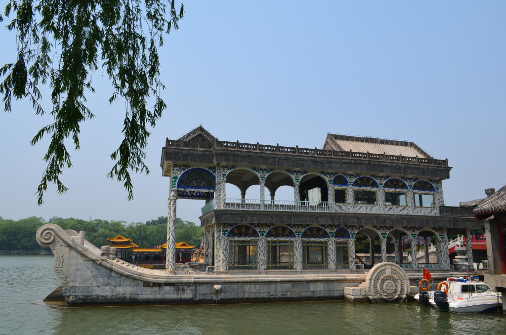 Barco de mármore no Palácio de Verão.