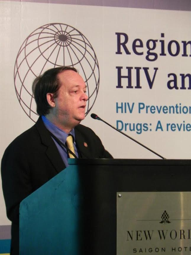 Dr Fábio dando palestra sobre a AIDS