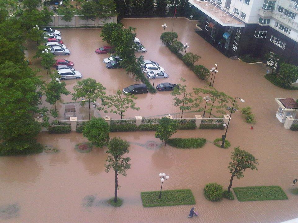 Estragos feitos por um furacão em Hanoi, no Vietnam