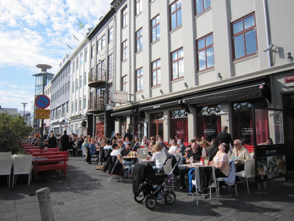 Café Paris no centro de Reykjavik num dia quente de verão