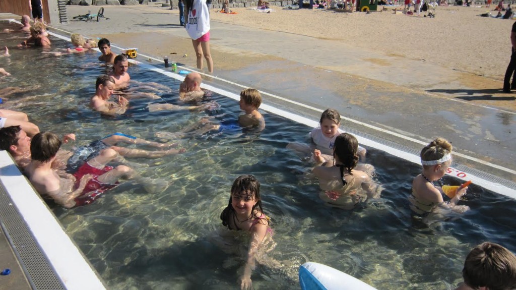 Piscina aquecida na praia de Nauthólsvík