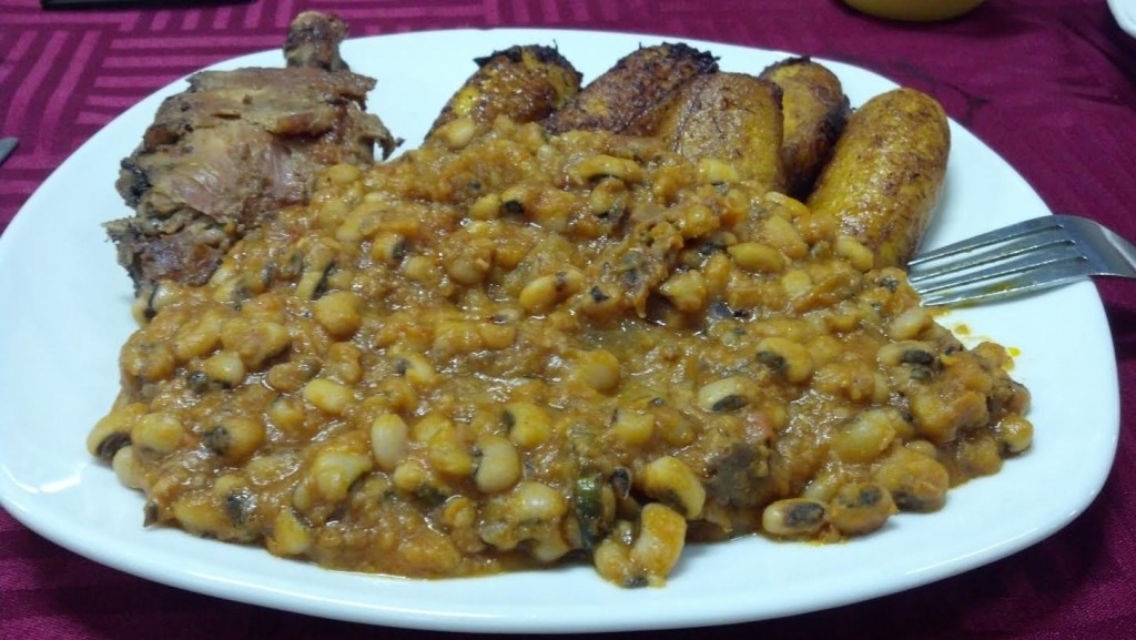 Red red: feijão cozido com molho de dendê (palm oil) e tomates, acompanhado de bananas fritas (plaintan). O feijão é muito parecido com o nosso feijão-de-corda ou fradinho.