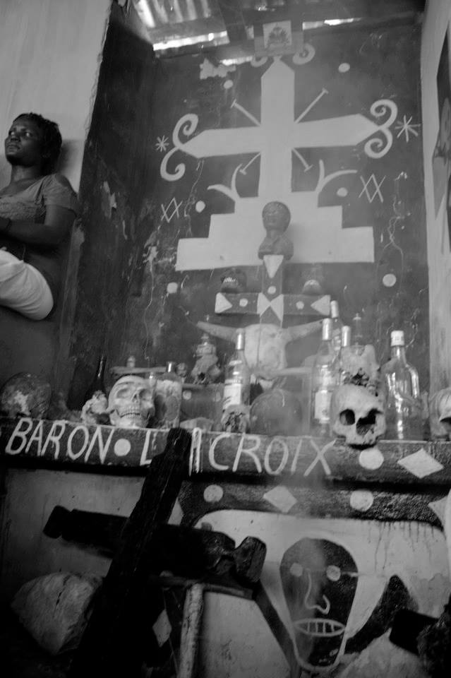 Altar preparado para cerimônia de finados em homenagem a um dos espíritos Guedés: Baron La Croix