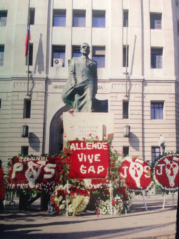 Estátua em homenagem à Salvador Allende na Plaza de la Constitución no frontis de La Moneda
