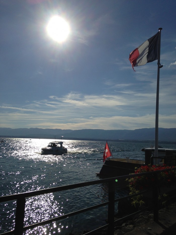 Lago que divide Yvoire, na França de Nyon, na Suíça. Duas bandeiras de países diferentes no mesmo lugar - não seria, talvez, o conceito de fronteira ilusório?