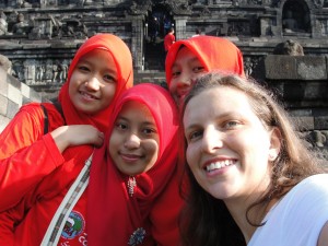 Estudantes visitando Borobudur, foto com a "bule".