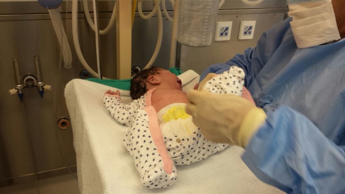 Primeiro atendimento e testes na Ana Beatriz (Foto: M. Braga)