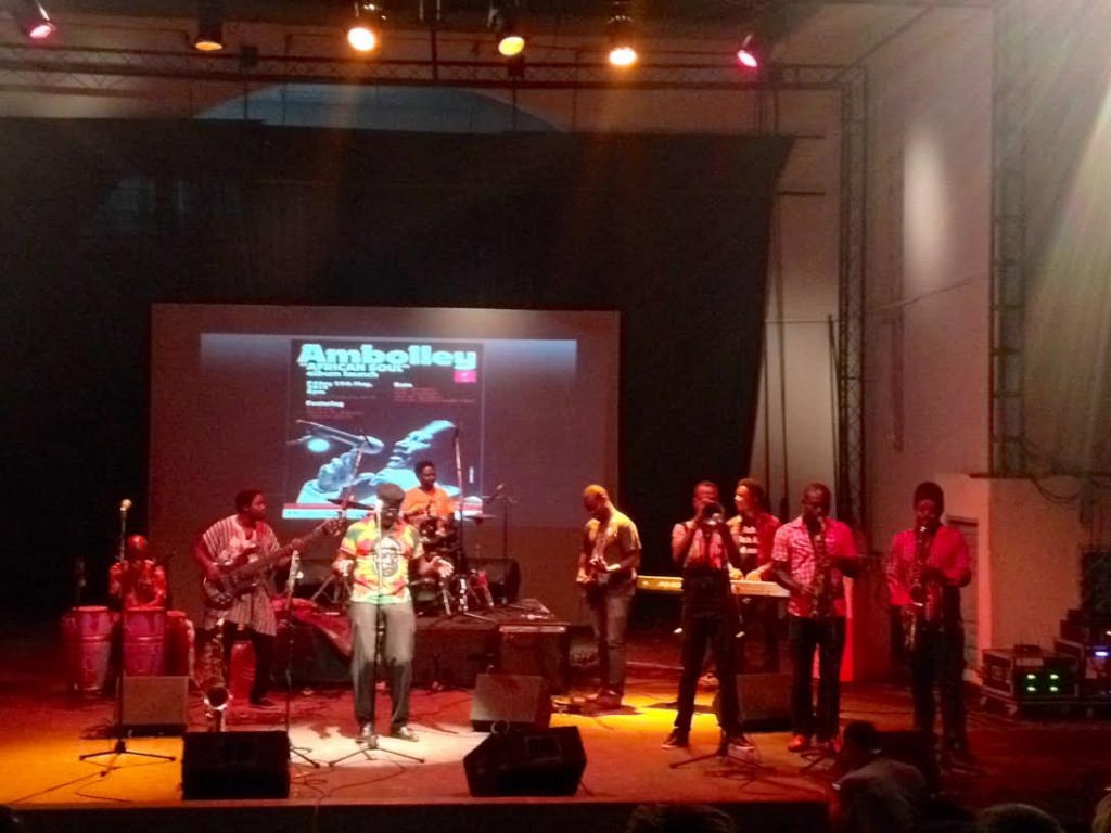 Showzinho do Ambolley, no palco da Aliança Francesa, que vem promovendo um ótimo espaço de cultura e gastronomia em Acra.