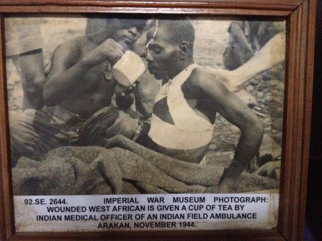 Atendimento médico a soldado ferido durante guerra imperial. Acervo fotográfico do Museu Militar em Kumasi, Gana.