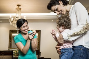 Babá filipina com patroa brasileira. Crédito: Folha de S.Paulo.