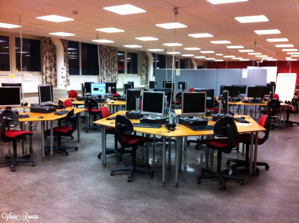 Espaço com computadores na Folkuniversitetet em Gotemburgo